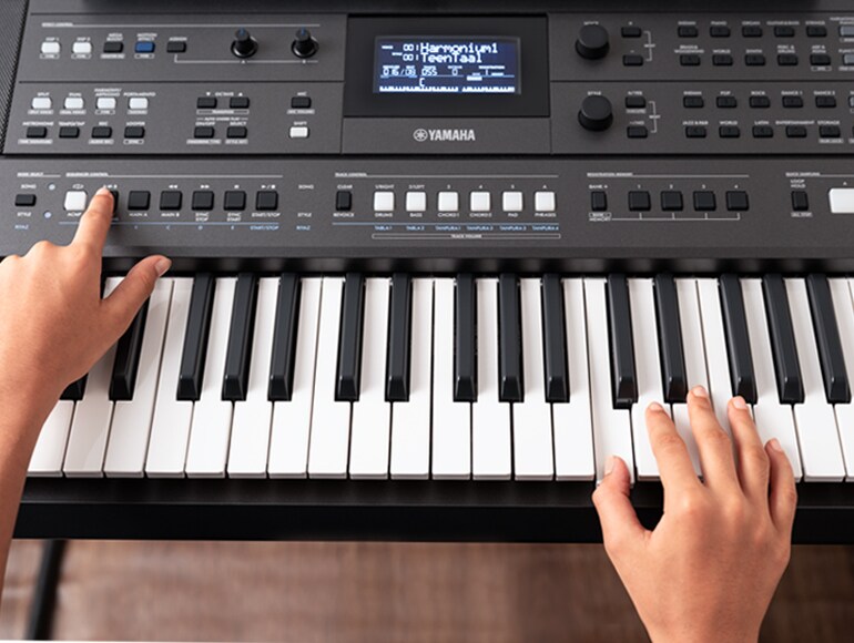 Hands playing the PSR-I510