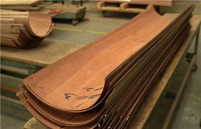 Mahogany veneers used for the outermost layer of the rim on models that have a wood-grained finish