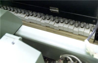The automatic key pressing machine plays continuously for approximately six minutes.